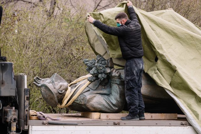 Odstranění sochy maršála Koněva | foto: Jan Zátorský,  MAFRA / Profimedia