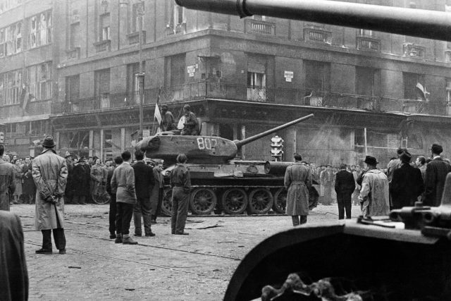 Tanky v centru Budapešti během maďarské revoluce v roce 1956 | foto: ČTK / AP