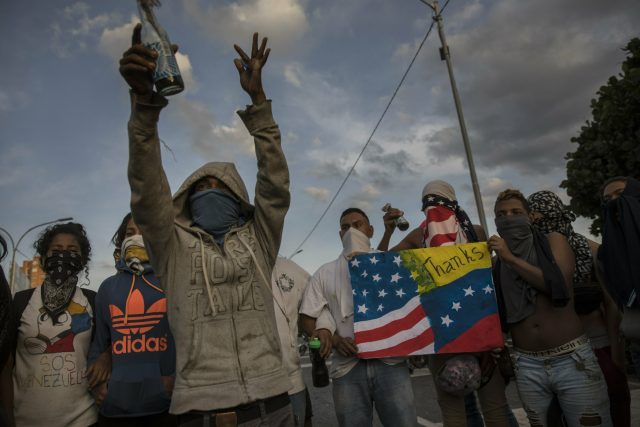 Testem loajality venezuelských bezpečnostních složek nyní bude to,  zda do země vpustí americkou humanitární pomoc. Podle Martina Rey sice Guaidó má podporu většiny armády,  zatím ji ale veřejně neprojevila | foto: Rodrigo Abd,  ČTK/AP