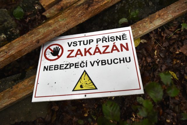 Vlachovice-Vrbětice. cedule během uzavření oblasti z důvodu odstrańování munice po výbuchu 2014 | foto: Dalibor Glück,  ČTK