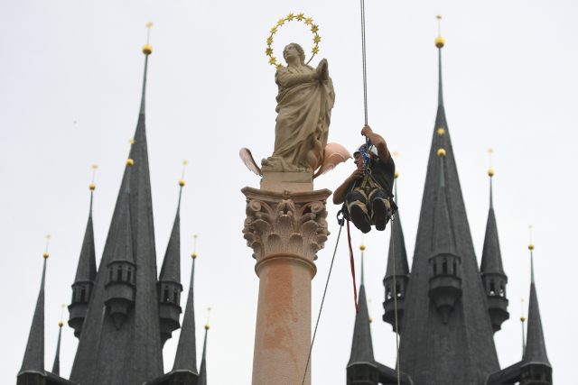 Napodobenina mariánského sloupu stojí na Staroměstském náměstí v Praze | foto: Michal Kamaryt,  ČTK