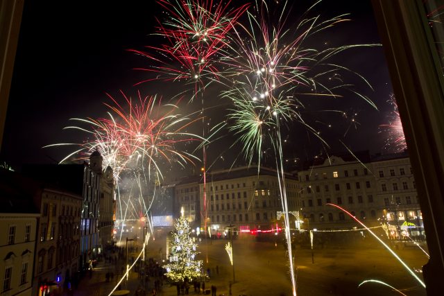Ohňostroj na náměstí Svobody v Brně | foto: Jiří Salik Sláma,  MAFRA / Profimedia