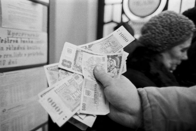 Výměna federálních československých peněz | foto: Fotobanka Profimedia