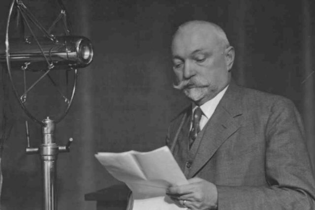 Bohumil Němec u rozhlasového mikrofonu  (1935) | foto: autor neznámý,  Archiv Českého rozhlasu
