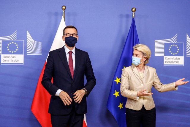 Polský premiér Mateusz Morawiecki a šéfka Evropské komise Ursula von der Leyenová | foto: Profimedia