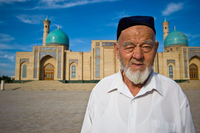 Uzbek před komplexem Hazrati Imam v Taškentu | foto: Profimedia