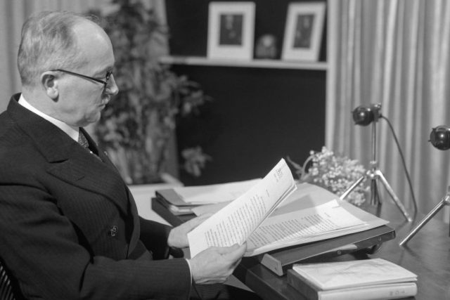 Prezident Edvard Beneš pronášející svůj vánoční projev  (24. 12. 1937) | foto: autor neznámý,  Archiv Českého rozhlasu