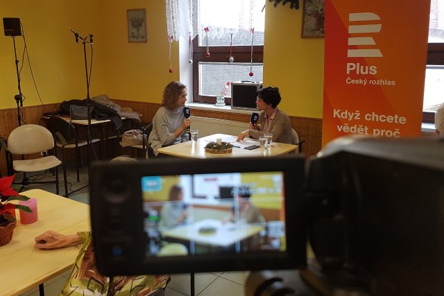 Ester Janečková a Lucie Vopálenská při natáčení v Sanatoriu Topas | foto: Marián Vojtek