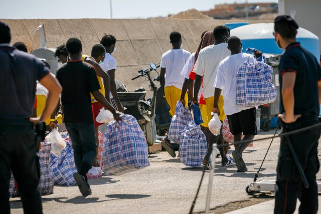 Migranti na italské Lampeduse  (archivní foto,  2021) | foto: John Rudoff,  Sipa USA/Reuters