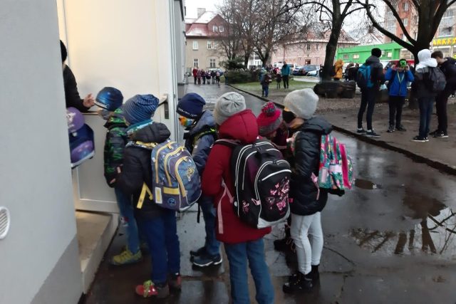 Do školy se chodí několika vchody | foto: Šárka Škapiková,  Český rozhlas