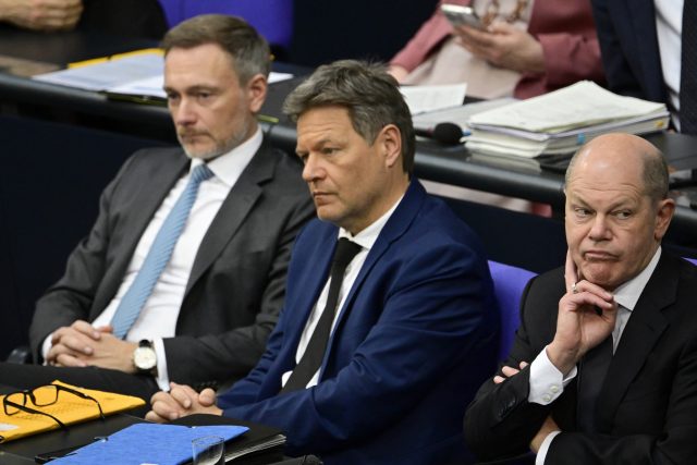 Šéfové koaličních stran v Německu: zleva Christian Lindner  (FDP),  Robert Habeck  (Zelení) a Olaf Scholz  (SPD) | foto: Tobias Schwarz,  AFP / Profimedia