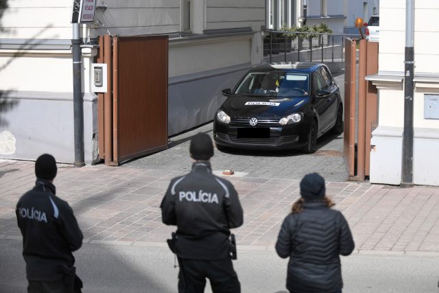 Auto Policie SR odjíždí s jedním ze zadržených soudců z Ústavního soudu SR v Košicích | foto: Fotobanka Profimedia