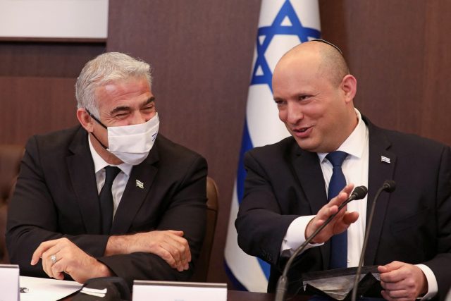 Izraelský premiér Naftali Bennett  (vpravo) a ministr zahraničí Jair Lapid | foto: Fotobanka Profimedia