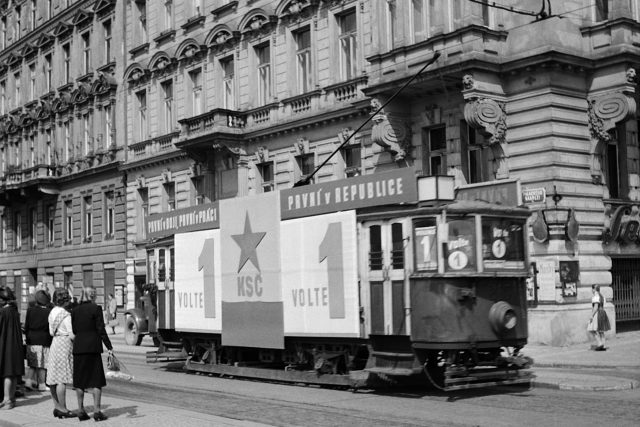 Předvolební agitace KSČ v ulicích Prahy před volbami v roce 1946 | foto: ČTK