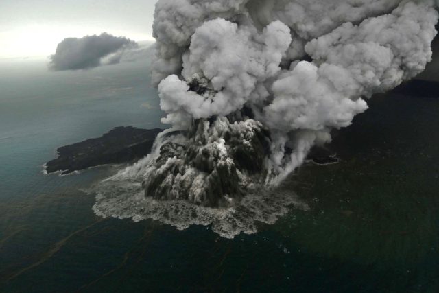 Indonéská Krakatoa způsobila tsunami | foto: Fotobanka Profimedia