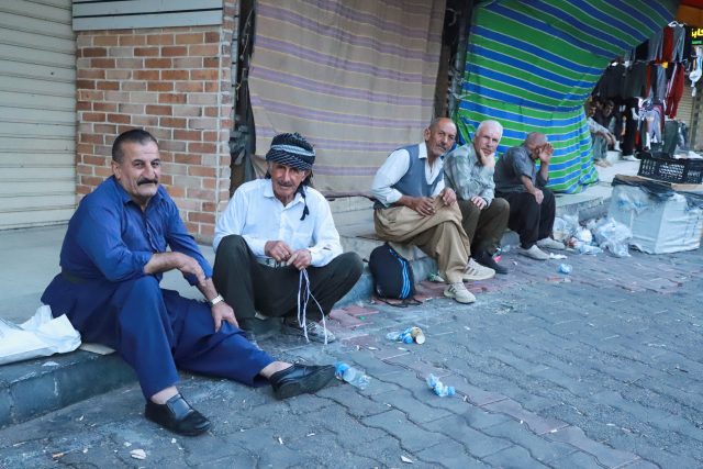Íránští dělníci čekají na práci | foto: Fotobanka Profimedia