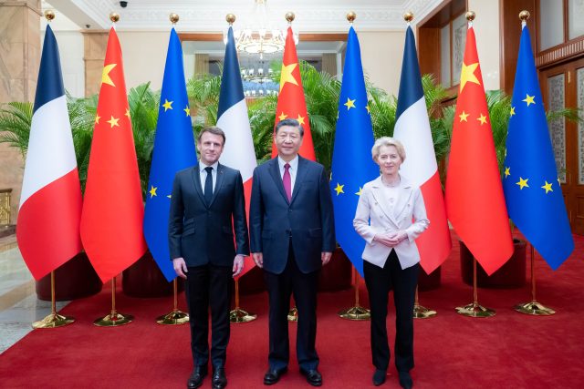 Zleva francouzský prezident Emmanuel Macron,  čínský prezident Si Ťin-pching a předsedkyně Evropské komise Ursula von der Leyenová | foto: Fotobanka Profimedia
