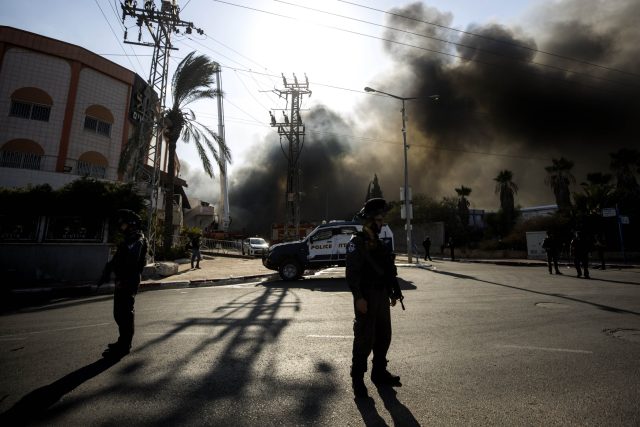 Izraelská policie hlídá před továrnou,  kterou zasáhla raketa | foto: Tsafrir Abayov,  ČTK/AP