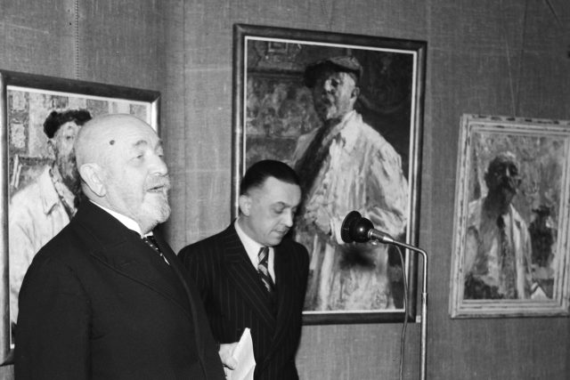 Malíř Ludvík Kuba  (vlevo) na výstavě svých obrazů v salonu Výtvarné dílo v Praze. 15.4.1943 | foto: ČTK