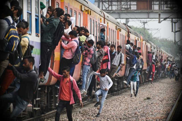 Přeplněný vlak na nádraží v Ghaziabad na předměstí Nového Dillí v Indii | foto: Fotobanka Profimedia