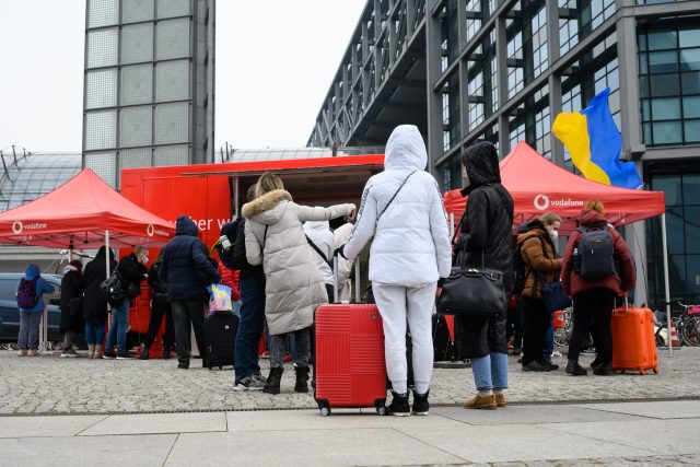 Ukrajinští uprchlíci před hlavním nádražím v Berlíně | foto: Fotobanka Profimedia