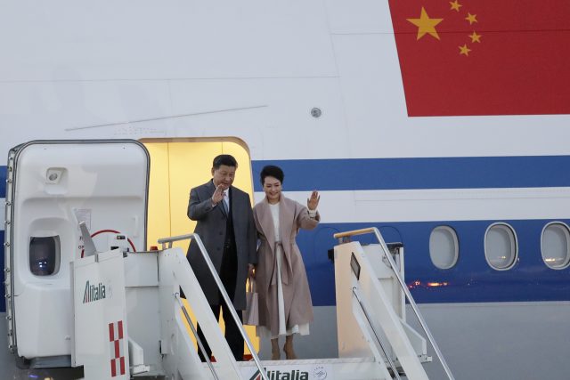 Čínský prezident ve Francii uzavřel dohody o obchodní spolupráci. Peking rovněž nakoupí 300 letadel od společnosti Airbus | foto: Andrew Medichini,  ČTK/AP