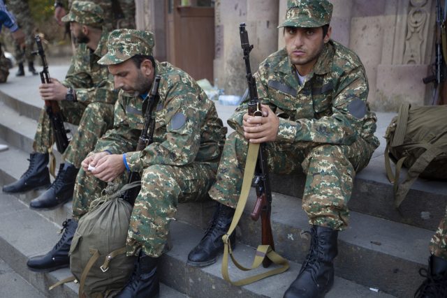 Arméni se rekrutují poblíž Hadrutu | foto: Karen Mirzoyan,  ČTK/AP