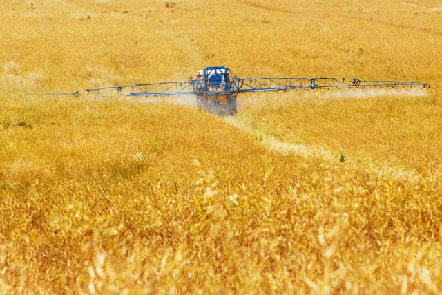 postřik - pesticidy - pole | foto: Pixabay,  CC0 1.0