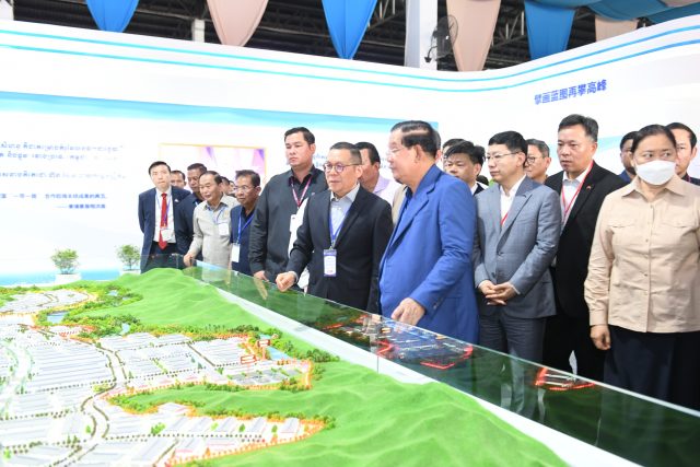 Sihanoukville /Cambodian and Chinese officials visit an exhibition of projects under the Belt and Road Initiative  (BRI) at the Sihanoukville Special Economic Zone  (SSEZ) in Sihanoukville,  Cambodia on May 22,  2023/ | foto: Fotobanka Profimedia