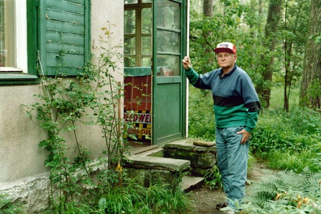 Spisovatel Bohumil Hrabal před svou chatou v Kersku | foto: Jan Litomiský,  ČTK