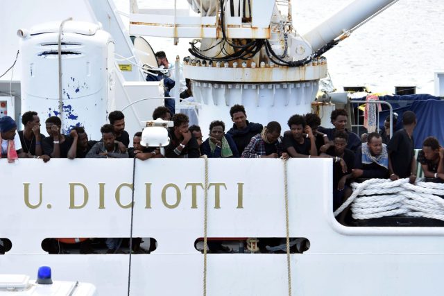 Salvini přišel s nápadem,  aby lodě s běženci přijímaly střídavě Itálie,  Francie,  Malta,  Řecko,  Španělsko | foto:  Orietta Scardino,  ČTK/AP