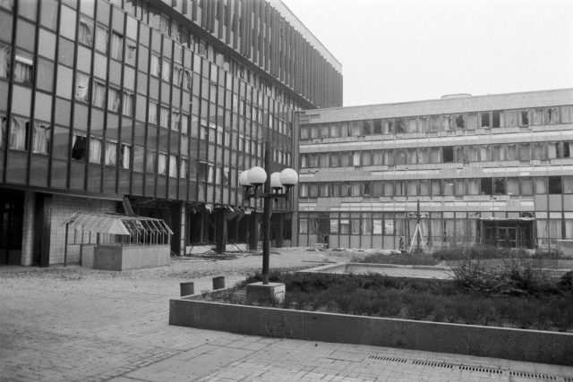 Výbuch v atriu budov národních výborů v Ústí nad Labem | foto: Libor Zavoral,  ČTK