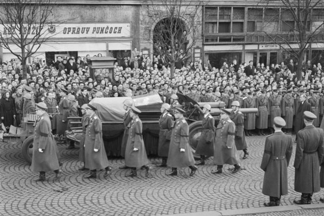 Z pohřbu prezidenta republiky a předsedy KSČ Klementa Gottwalda. Na snímku lafeta s rakví na horní části Václavského náměstí 19. března 1953 | foto: Fotobanka Profimedia
