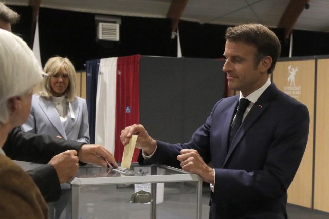 Ve francouzských parlamentních volbách utrpěl Emmanuel Macron ztráty | foto: Michel Spingler,  ČTK / AP