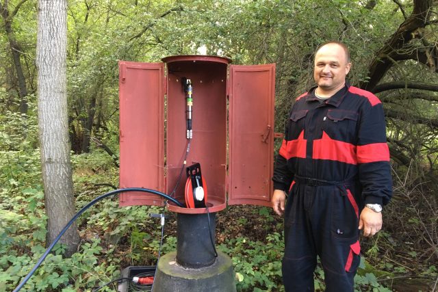 Vzorkař Jiří Dlabač se připravuje na odebrání vzorků na vrt Velenka. | foto: Tereza Šťastná,  Český rozhlas Plus