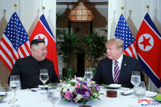 Kim Čong-un a Donald Trump na summitu v Hanoji,  který skončil předčasně | foto: Fotobanka Profimedia