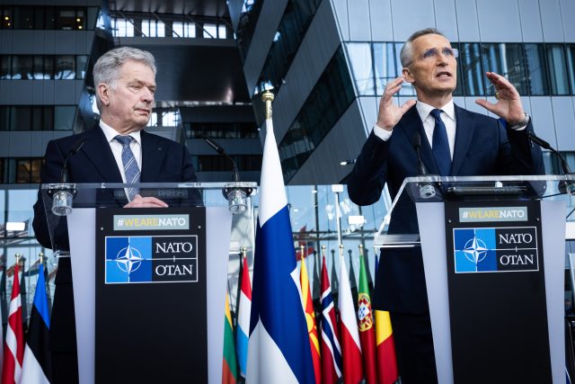 Finsko vstupuje do NATO. Zleva finský prezident Sauli Niinistö a šéf NATO Jens Stoltenberg | foto: Fotobanka Profimedia