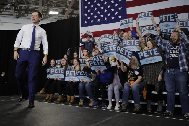 Pete Buttigieg během demokratických primárek v Iowě | foto: Charles Krupa,  ČTK/AP