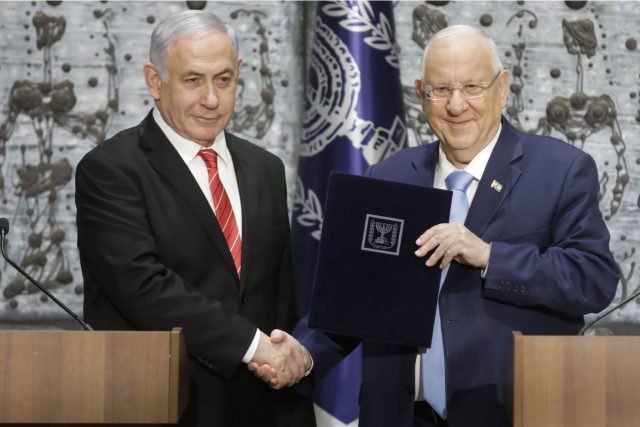 Izraelský prezident Reuven Rivlin  (vpravo) pověřil sestavením vlády premiéra Benjamina Netanjahua | foto: Sebastian Scheiner,  ČTK/AP