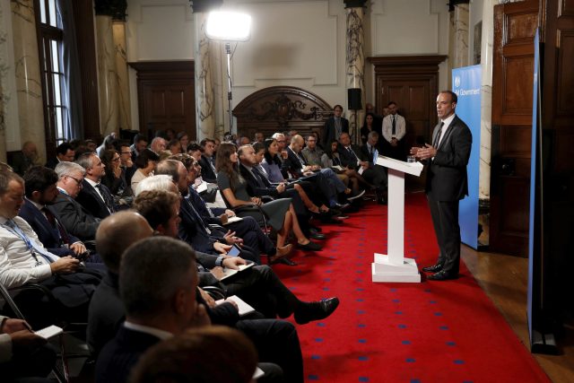 Dominic Raab nezdůrazňoval příliš důsledky tvrdého brexitu | foto:  Peter Nicholls,  ČTK/AP