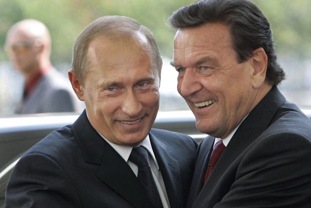 Vladimir Putin a Gerhard Schröder v Berlíně v roce 2005 | foto: Fotobanka Profimedia