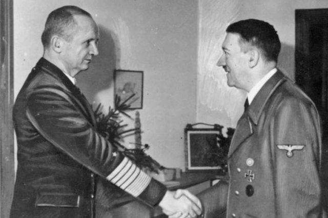 Adolf Hitler přijímá velkoadmirála Karla Dönitze | foto: Bundesarchiv,  Bild 183-V00538-3,  CC BY-SA 3.0 DE