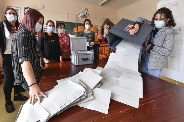 Sčítání hlasovacích lístků ve volební místnosti | foto: Luboš Pavlíček,  ČTK