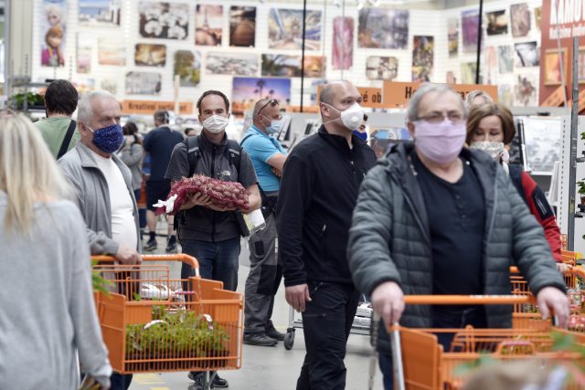 Zákazníci v hobbymarketech,  které jsou otevřené v rámci uvolňování restrikcí | foto: Michaela Říhová,  ČTK