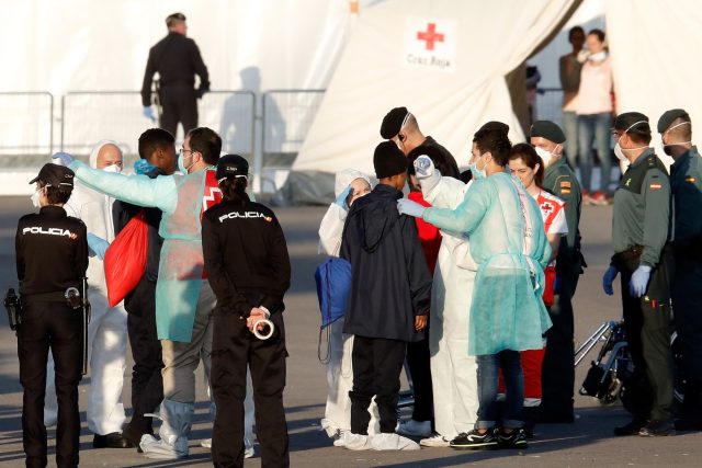 Migranti na břehu Itálie | foto: Profimedia