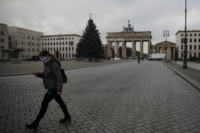 Německo prodloužilo a přitvrdilo lockdown přes Vánoce | foto: Markus Schreiber,  ČTK/AP
