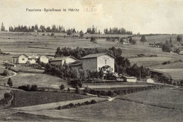 Hořice na Šumavě. Pašijové divadlo,  nahoře budova pašijové restaurace,  1908 | foto: Josef Seidel
