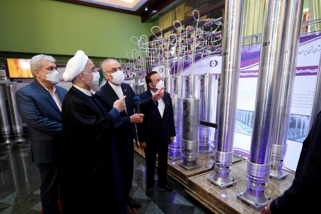 Íránskou továrnu na obohacování uranu v Natanzu si prohlíží prezident Hassan Rúhání. | foto: Fotobanka Profimedia