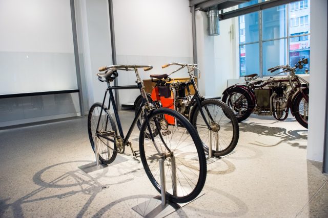 Jízdní kolo a jedna z prvních motorek Laurin a Klement ve stálé expozici Muzea Škoda Auto | foto: ČTK / Růžička David