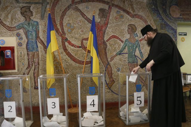Parlamentní volby na Ukrajině | foto: Efrem Lukatsky,  ČTK/AP